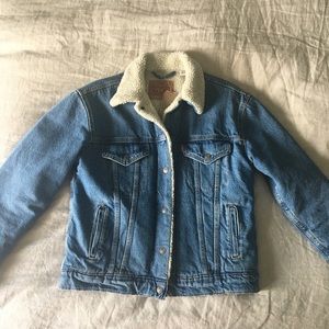 NWT Levi’s sherpa lined ex-boyfriend trucker denim jacket